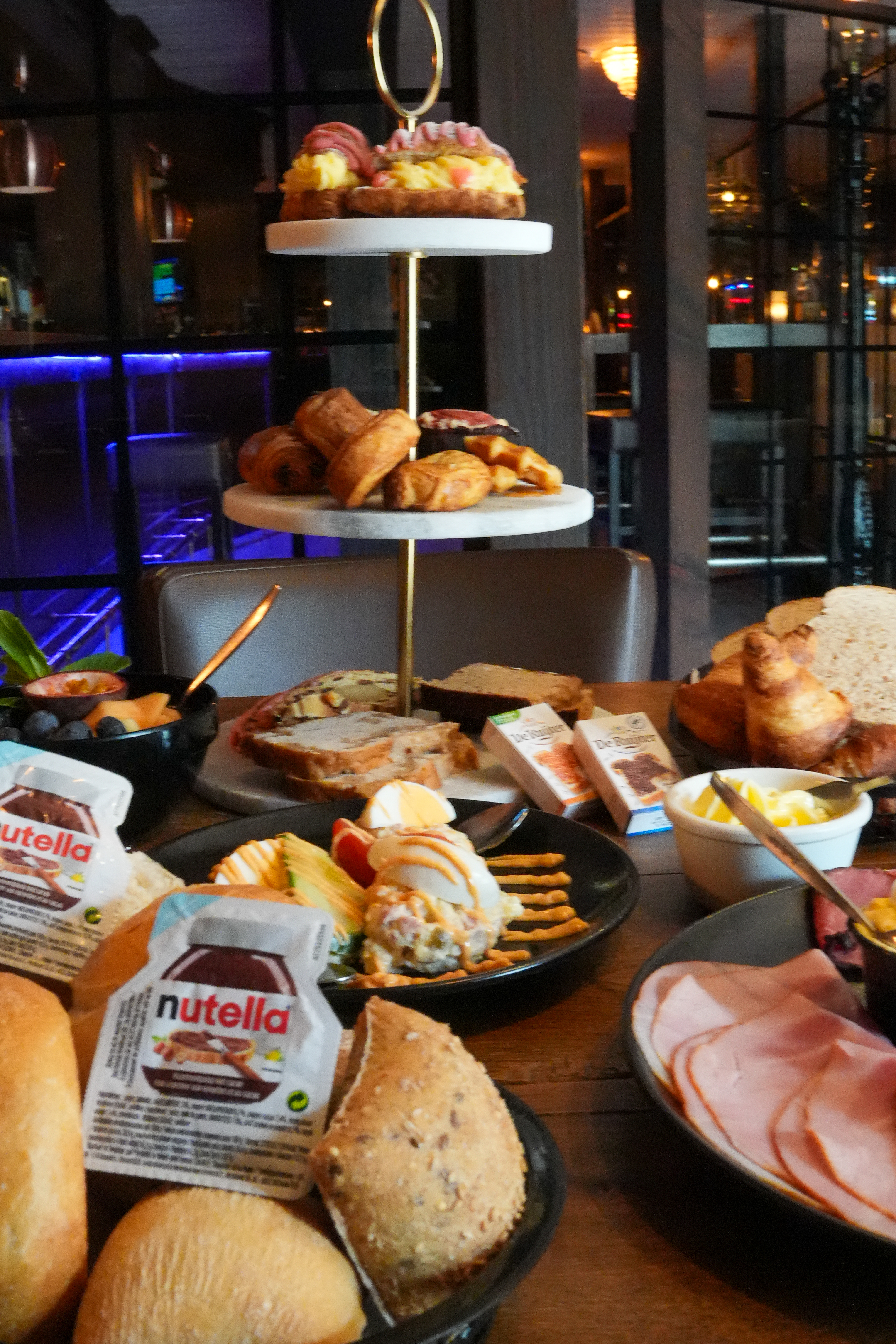 West-Friese Koffietafel overzicht — etagère met hapjes, broodjes en beleg